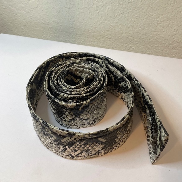 Super chic vegan leather snakeskin embossed black cream gray wrap belt! 🐍 - Picture 3 of 9
